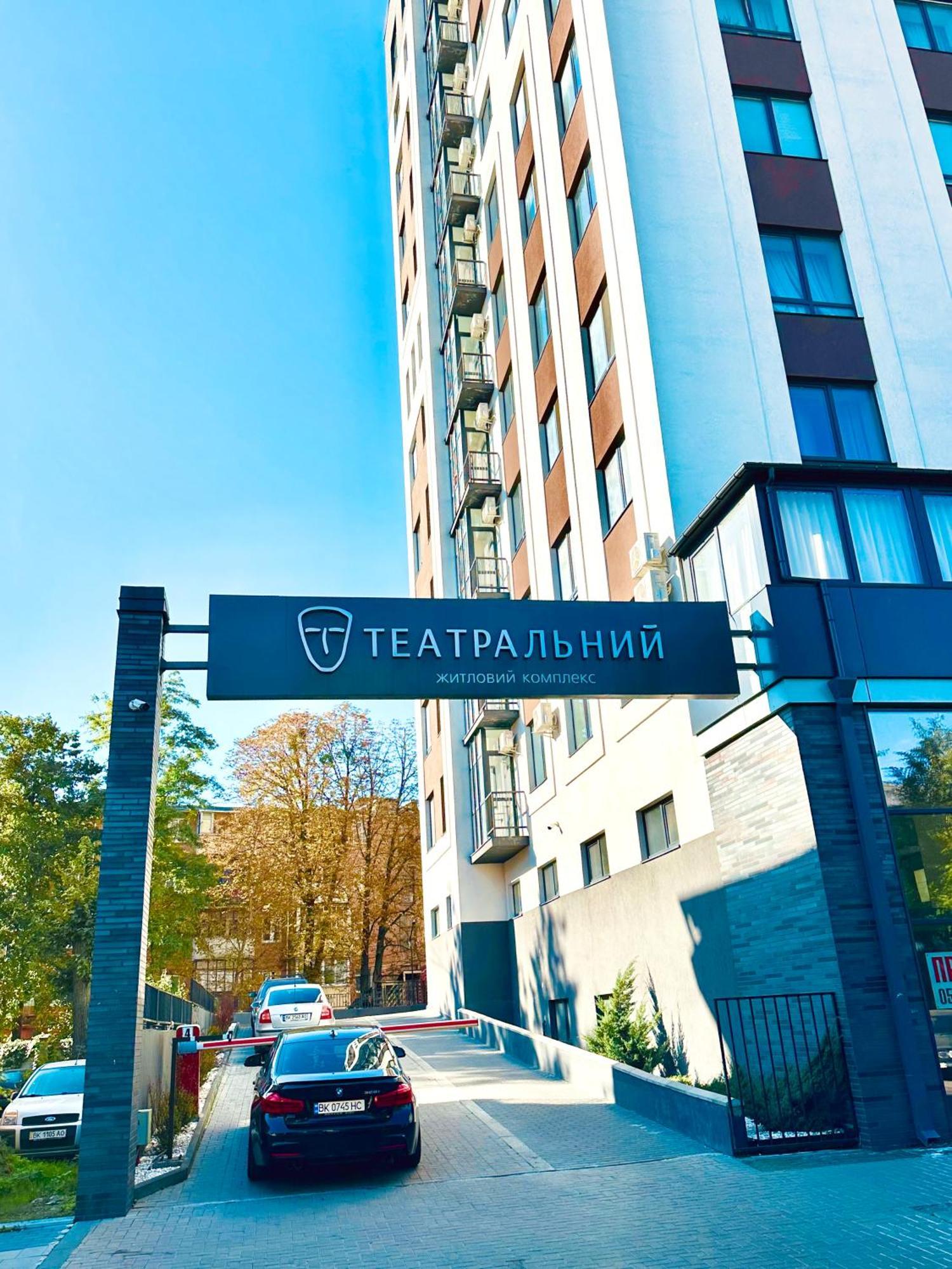 Modern Apartments With A Coffee Machine In The City Center, A View Of The City Rivne Exteriör bild