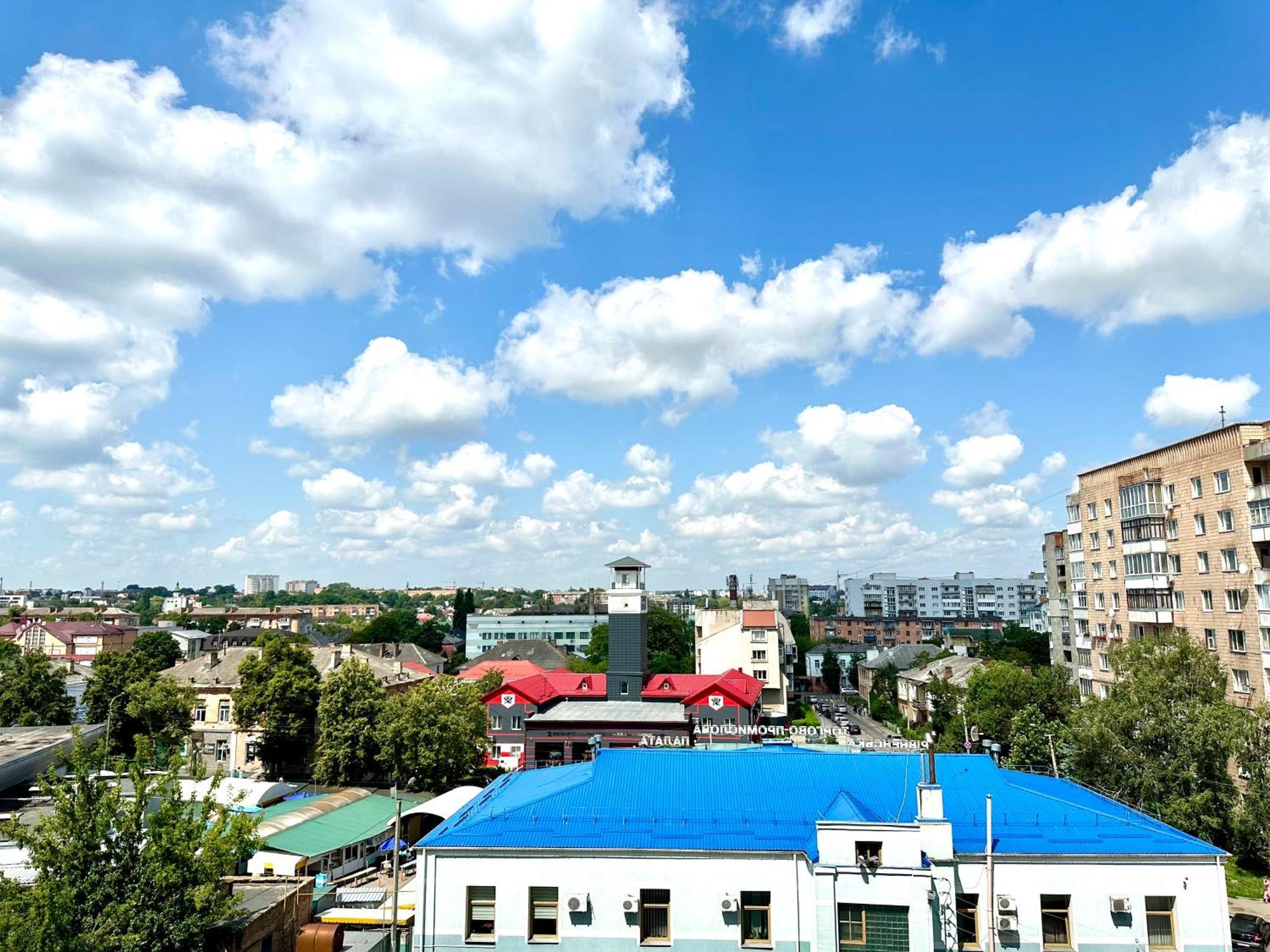 Modern Apartments With A Coffee Machine In The City Center, A View Of The City Rivne Exteriör bild
