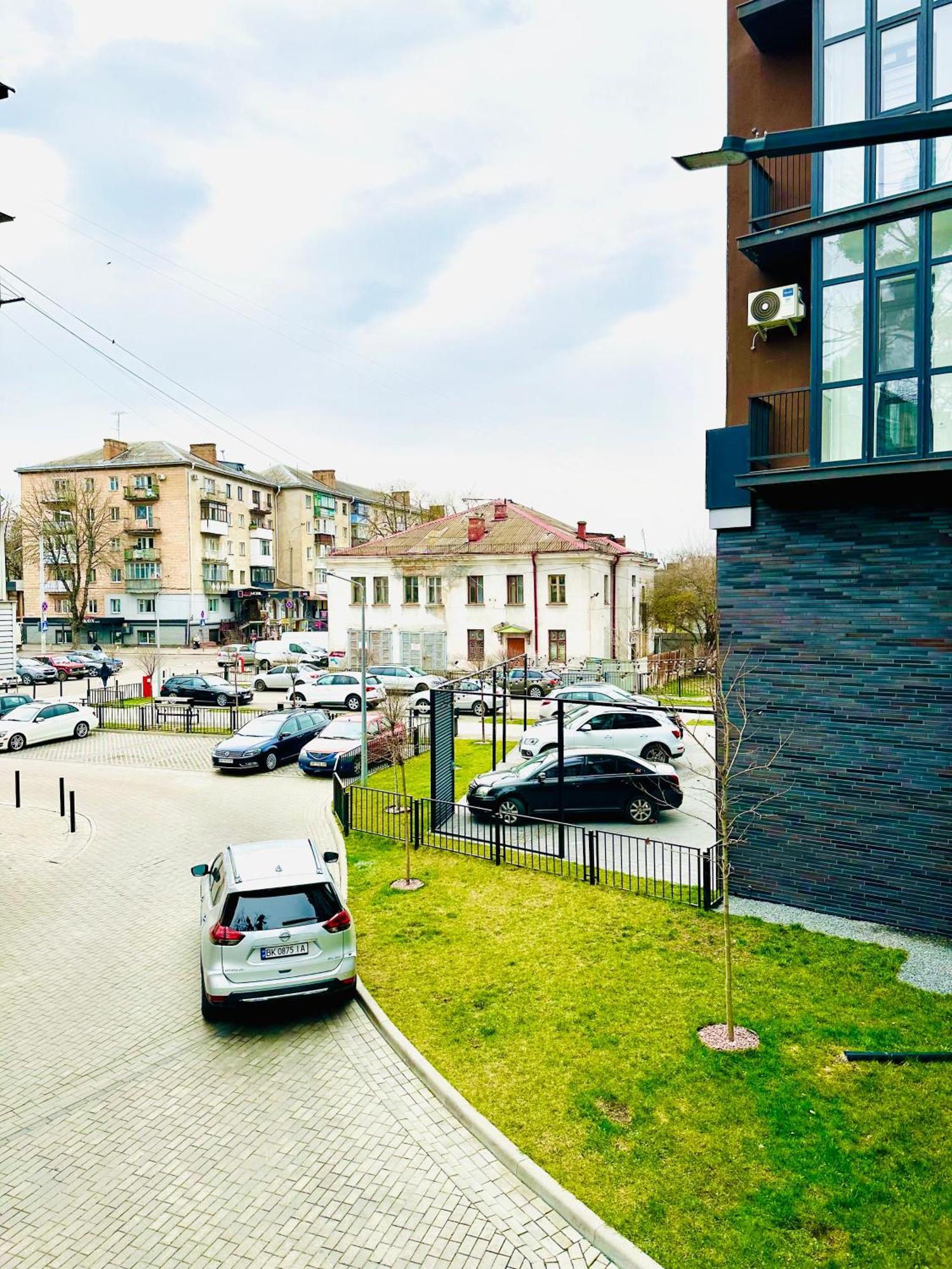 Modern Apartments With A Coffee Machine In The City Center, A View Of The City Rivne Exteriör bild