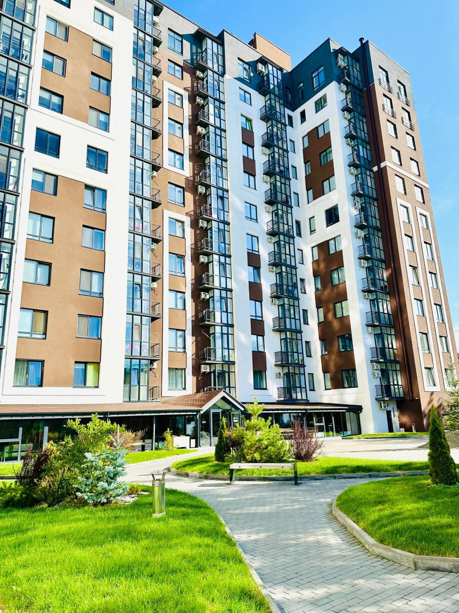 Modern Apartments With A Coffee Machine In The City Center, A View Of The City Rivne Exteriör bild