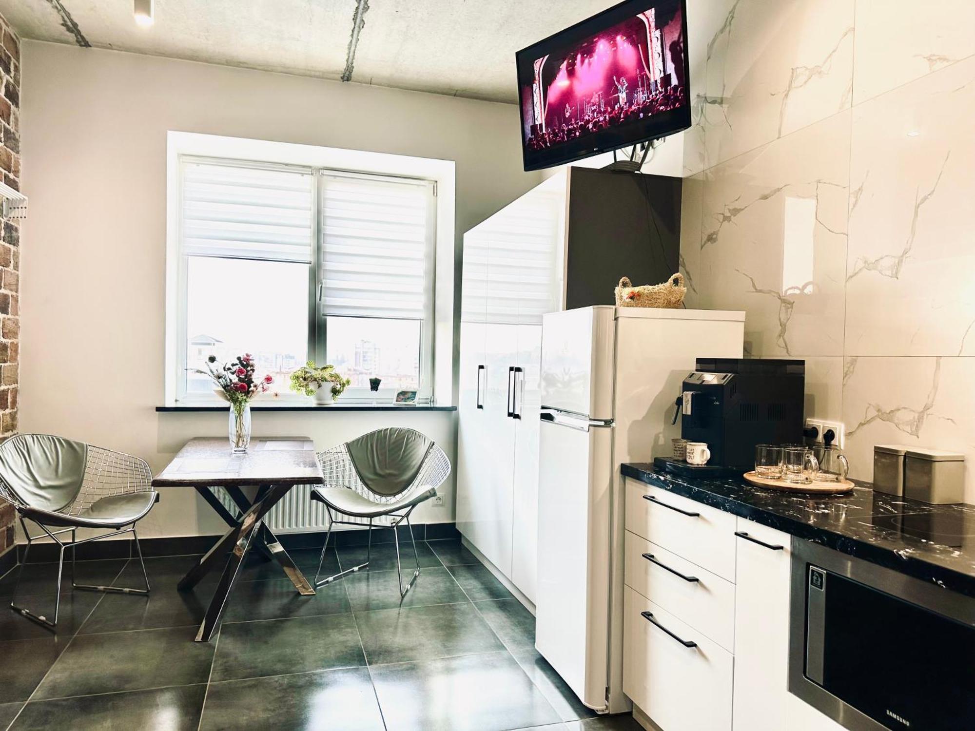 Modern Apartments With A Coffee Machine In The City Center, A View Of The City Rivne Exteriör bild